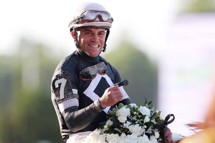 レースに勝ったJ.ロザリオ騎手はガッツポーズ（Photo by Getty Images）