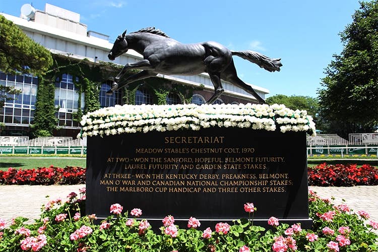 かつてベルモントSを31馬身差で圧勝した3冠馬・セクレタリアトの記念像。パドック内に設置されている。（photo by Kazuhiro Kuramoto）
