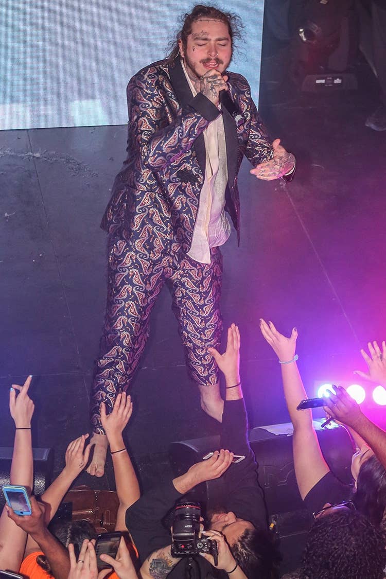 ライブで会場を盛り上げたラッパーのポスト・マローン。（photo by Getty Images）