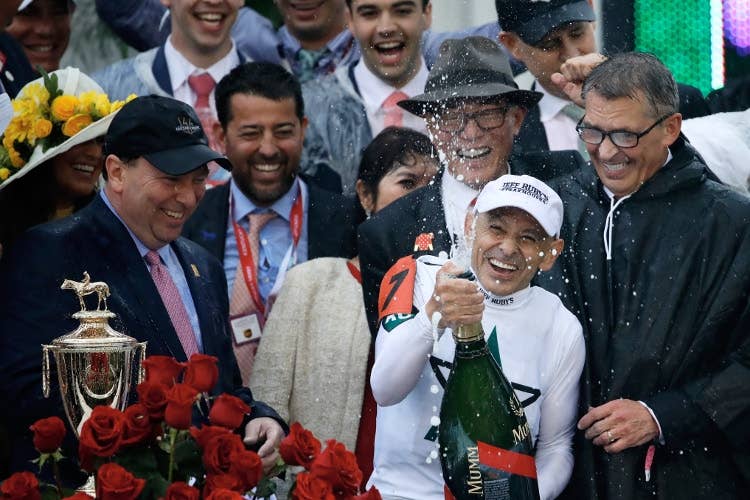 レースの勝利を喜ぶジャスティファイ陣営。（photo by Getty Images）