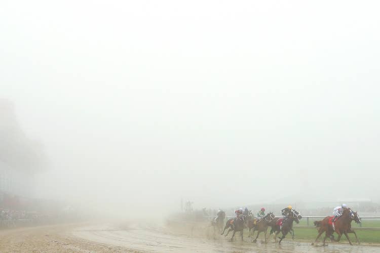 レース時コース一面は濃い霧に覆われた。（photo by Getty Images）