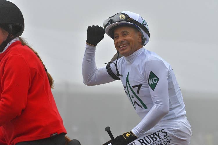 勝利して満面の笑みを浮かべるM.スミス騎手。（photo by Getty Images）