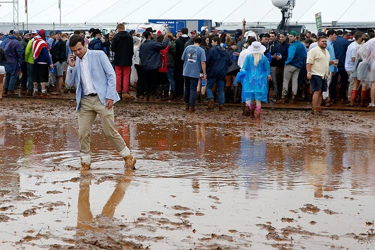 あいにくの天気に観客席も泥んこ状態。（photo by Getty Images）