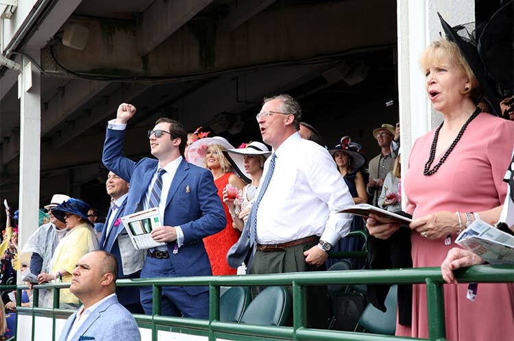 歓声をあげる競馬ファン（Photo by Getty Images）