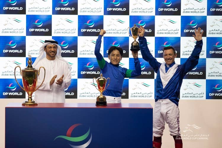 【ドバイターフ】激闘を演じた吉田騎手とL.デットーリが二人でトロフィーを掲げる（Photo by Dubai Racing Club）